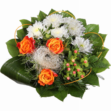 Blumenstrauß Gebunden wird der Blumenstrauß aus 3 orange Rosen, 1 weiße Chrysantheme, Hyperikum,Pistazie, Plumosus, ein Aspedistra Blatt, Lederfarn, Salal, Sisal und Midollino.