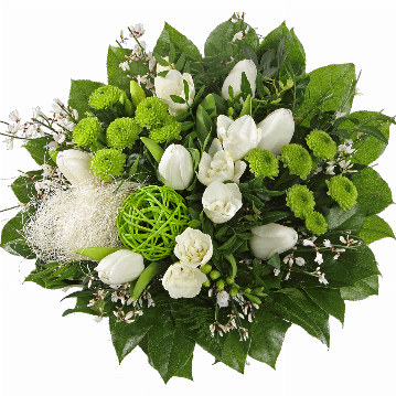 Blumenstrauß 6 weiße Tulpen, 3 weiße Freesien, weißer Ginster, grüne Chrysanthemen, Eukatyptus, Rattankugel, Sisal, verschiedenes Beiwerk.