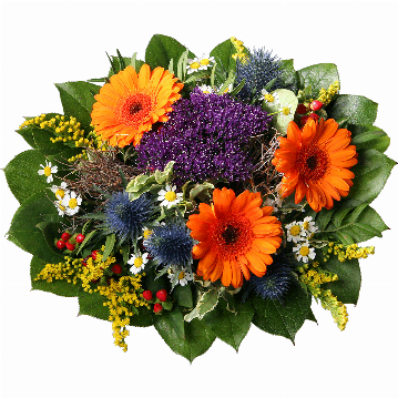 Blumenstrauß 3 orange Minigerbera, dunkelblaues Trachelium, Kamillenblüten, gelber Solidago, blaue Zierdisteln, verschiedenes Beiwerk.