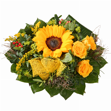 Blumenstrauß ″Sonnenschein″ bestehend aus 1 Sonnenblume, 3 gelbe Rosen, gelber Solidago, Hyperikum, gelbe Juteschleife, verschiedenes Beiwerk.