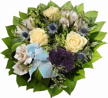 Blumenstrauß 3 cremefarbene Rosen, 3 weiße Alstromerien, blaue Disteln, balues Trachelium, blaue Schleife, verschiedenes Beiwerk.