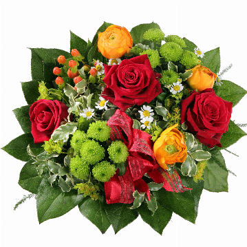 Blumenstrauß 3 rote Rosen, 3 orange Ranunkeln, 2 grüne Chrysathemen, Hyperikum, Kamillenblüten, rote Scheife, verschiedenes Beiwerk.