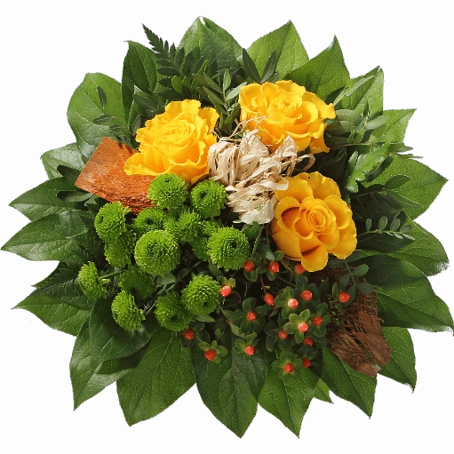 Blumenstrauß Gebunden wird der Strauß aus 3 gelbe Rosen, grüne Chrysanthemen, Hyperikum, Kokosrinde, Bastschleife, Pistazie und Salal.