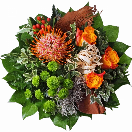 Blumenstrauß ″Exoticus″ bestehend aus Aus 1 Nadelprothea, 3 orange Rosen, grüne Chrysanthemen, Hyperikum, Pistazie, Pittosporum, Lederfarn, Salal, Kokosrinde und eine Bastschleife besteht der Strauß. 