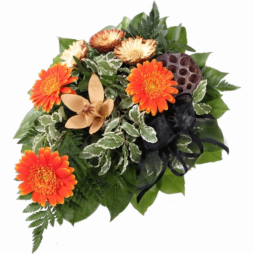 Blumenstrauß ″Ruhe sanft″ bestehend aus <strong><u>Trauerstrauß:</u></strong> 3 orange Minigerbera, getrocknete Lotusblütenkolben, versch. getrocknete Blüten, verschiedenes Beiwerk, schwarze Trauerschleife.