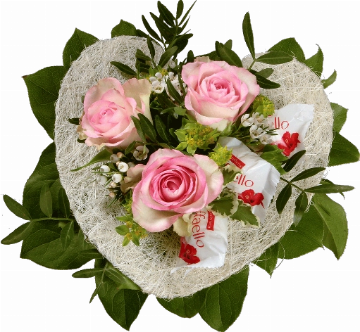 Blumenstrauß ″Ein süßer Dank″ bestehend aus 3 rosa Rosen im Sisalherz, Waxflower, 3 Raffaello, verschiedenes Beiwerk.